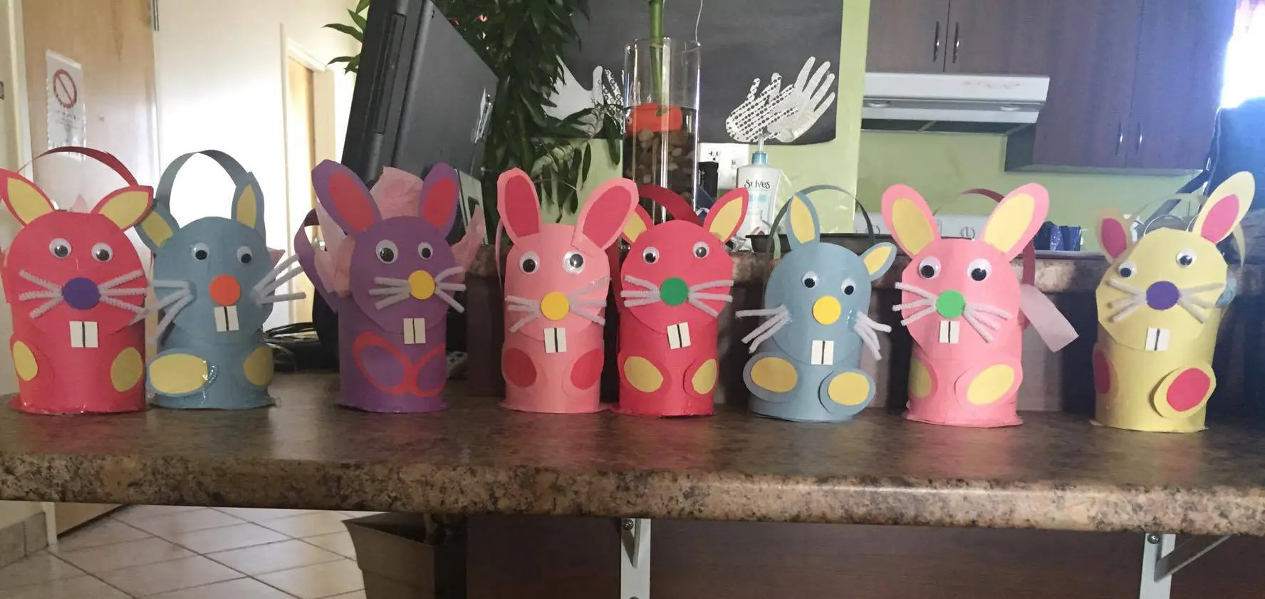 Bricolages de lapins réalisés en cartons colorées